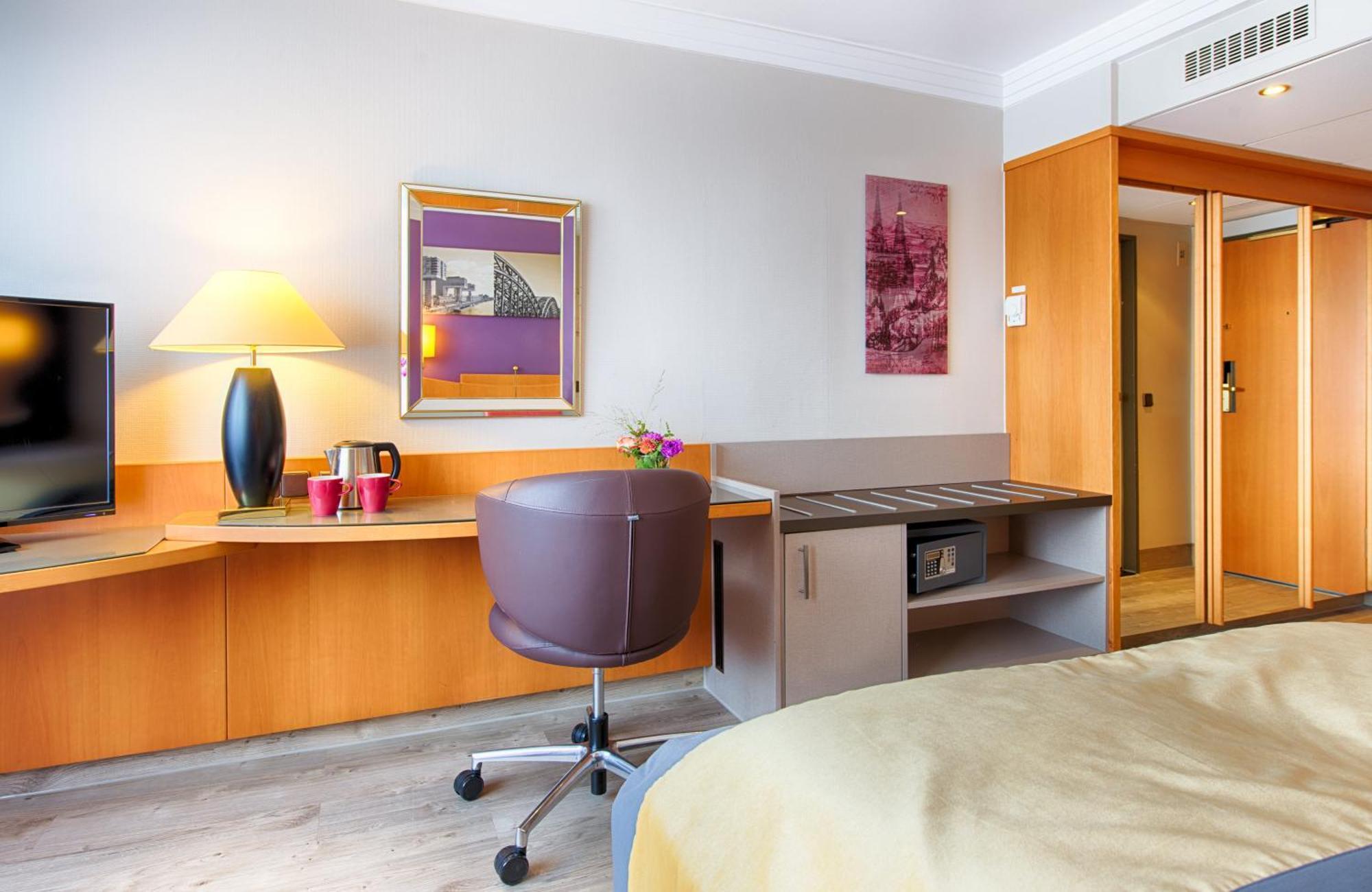 เลโฮนาโด รอยีล โฮเต็ล โคลน์ อัม ชตัดท์วาลด์ Hotel โคโลญ ภายนอก รูปภาพ