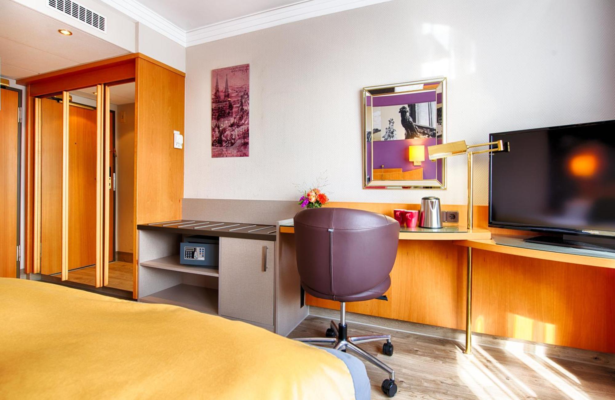 เลโฮนาโด รอยีล โฮเต็ล โคลน์ อัม ชตัดท์วาลด์ Hotel โคโลญ ภายนอก รูปภาพ