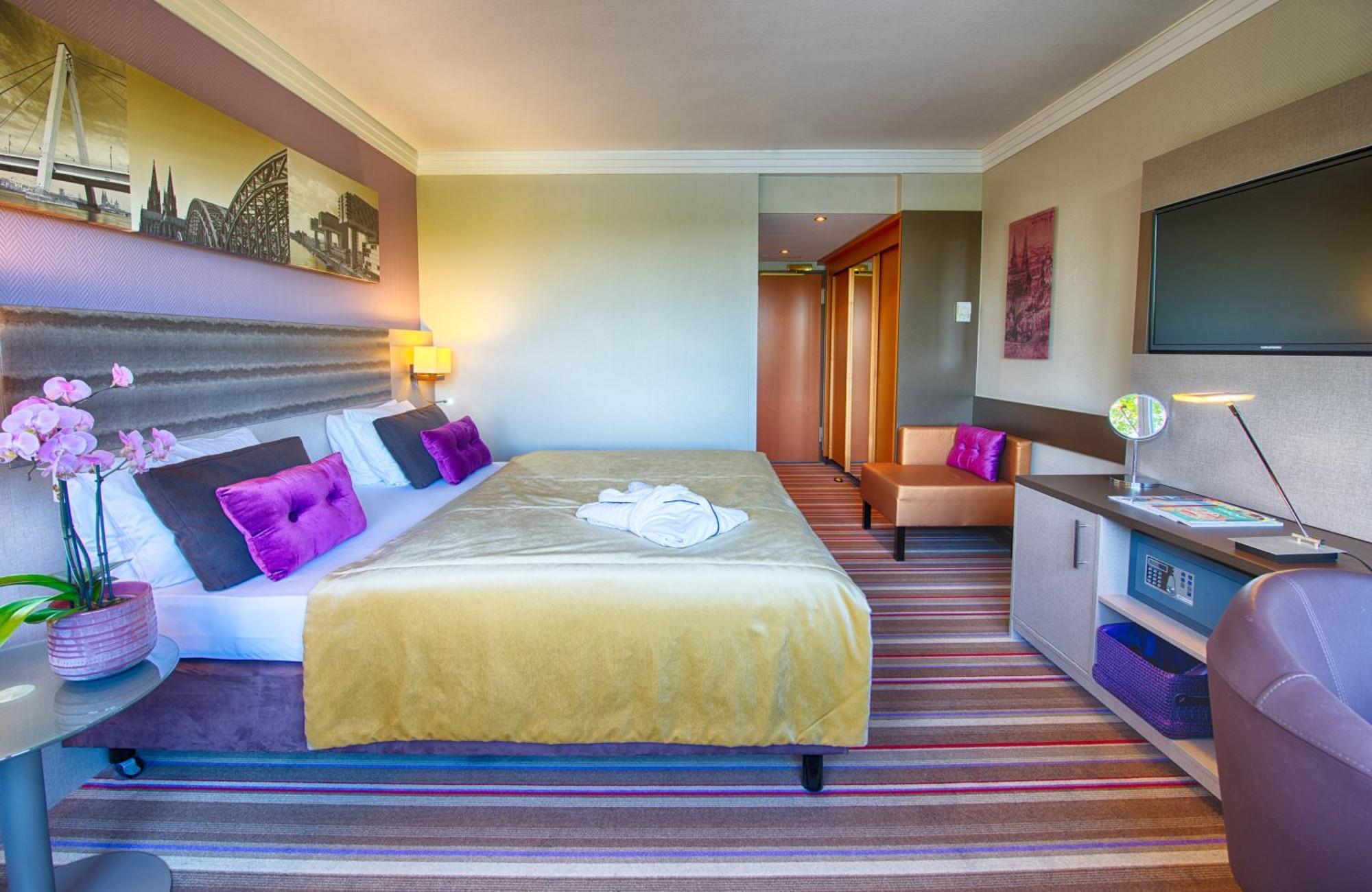 เลโฮนาโด รอยีล โฮเต็ล โคลน์ อัม ชตัดท์วาลด์ Hotel โคโลญ ภายนอก รูปภาพ