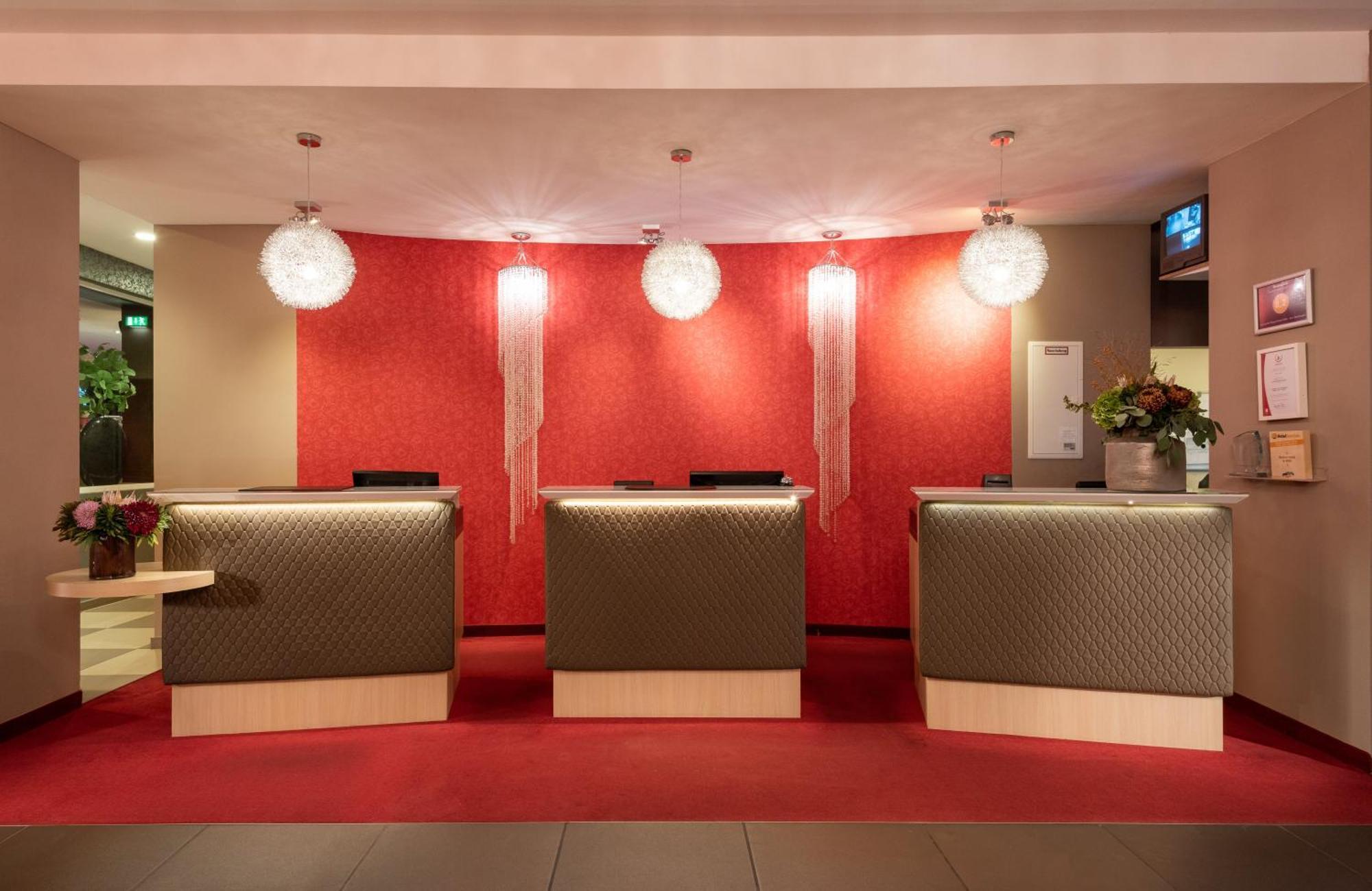 เลโฮนาโด รอยีล โฮเต็ล โคลน์ อัม ชตัดท์วาลด์ Hotel โคโลญ ภายนอก รูปภาพ